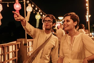 Descubre chiang mai de noche con un tour privado, guía local, cena en mercado callejero y parada en bar junto al río. incluye encuentro y comida.