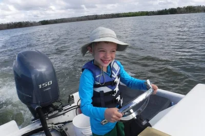 Explorez les everglades en bateau tranquille avec un guide local, observez dauphins, lamantins et oiseaux rares. parking gratuit et embarquement facile inclus.