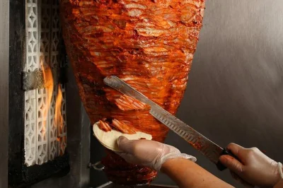 Scopri puerto vallarta con una guida locale in un tour serale tra i migliori taco del centro storico. assaggia autentici taco, salse e fresche aguas frescas. cibo e bevande inclusi.