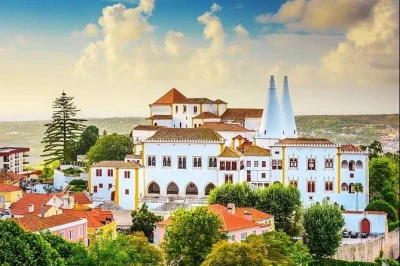 Descubra as ruas históricas de sintra, visite o palácio da pena e sinta a brisa do atlântico em cascais. inclui traslado do hotel e guia local. reserve já!