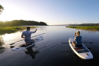 Scopri il lago arenal in paddle board con una guida locale, esplora angoli nascosti nella giungla e gusta snack di frutta fresca. tutto l’equipaggiamento sup, foto e video inclusi.