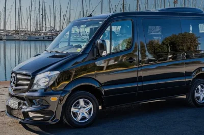 Chegue em mykonos e encontre seu motorista local para um transfer privado até seu hotel ou villa. serviço com carro com ar-condicionado, retirada no aeroporto ou porto, e atendimento personalizado.