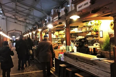 Découvrez la cuisine finlandaise à helsinki avec un guide local. goûtez au renne, fromages et douceurs dans les marchés et boutiques. dégustations et anecdotes incluses.