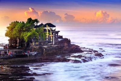 Entdecke balis seen-tempel, unesco-reisterrassen und tanah lot bei sonnenuntergang. inklusive privatem guide, hoteltransfer und eintritt. jetzt buchen.