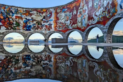 Explore kazbegi com guia local, visite a igreja de gergeti, a fortaleza de ananuri e gudauri. inclui transporte privado, busca no hotel e almoço típico georgiano.