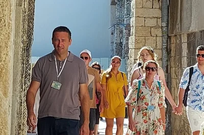 Explore as ruas antigas de split, visite o palácio de diocleciano e entre na catedral com guia local. ideal para famílias, com todas as entradas inclusas.