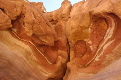 Scopri il coloured canyon, white canyon e mushroom rock di dahab con un safari in jeep guidato. include tè beduino, pranzo e pick-up in hotel.