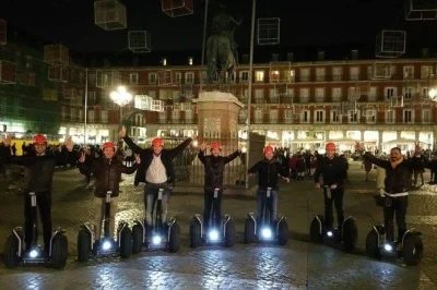 Recorre madrid de noche en segway con guía local, visitando el palacio real, plaza mayor y más. casco, entrenamiento y seguro incluidos.