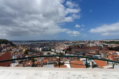 Explore lisboa em um tuktuk elétrico pelas colinas, descubra alfama a pé e visite os melhores mirantes com guia local. inclui bebidas e fotos.