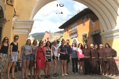 Scopri antigua a piedi con una guida locale, visita i luoghi storici e ascolta le storie autentiche della città. prenota ora per un’esperienza unica e personale.