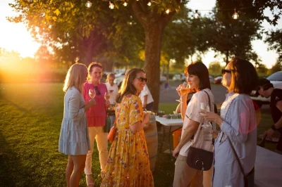 Assapora i vini di coonawarra da rymill con un host locale. degustazione seduta, piatti di prodotti locali in vendita e accesso facilitato per sedie a rotelle. prenota ora.