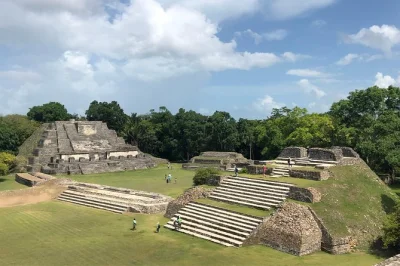 Entdecke die altun ha maya-ruinen, belize city highlights und eine lokale rum-destillerie mit guide. inkl. abholung, klimatisiertem transport und eintritt.