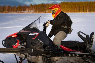 Explore as florestas da lapônia de snowmobile, conheça uma fazenda local de huskies e aproveite um passeio de trenó. inclui transfer, roupa de inverno e bebidas quentinhas.