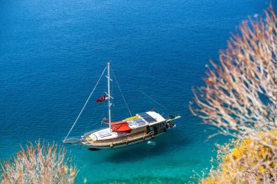 Desde kalkan, disfruta un tour privado en barco a la ciudad sumergida de kekova, nada en calas tranquilas y visita el pueblo de simena. incluye comida y recogida en hotel.