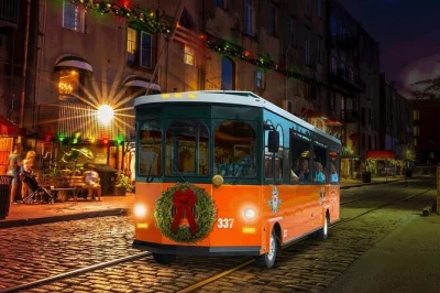 Découvrez les lumières de noël de savannah, ses histoires locales et un speakeasy des années 1920 lors de ce tour en trolley. entrée au musée et gourmandises de saison incluses.