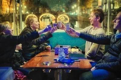 Découvrez les canaux d’amsterdam illuminés par des œuvres d’art lors d’une croisière privée. sièges chauffants, snacks, boissons et guide local inclus. réservez votre soirée dès mainten