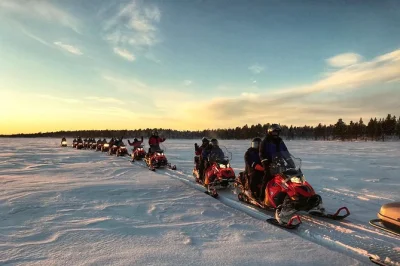 Explore as florestas e rios congelados da lapônia de snowmobile saindo de rovaniemi. equipamento de inverno, guia experiente e transfers incluídos. reserve sua aventura no Ártico.