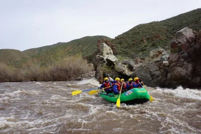 Erlebe einen ganzen tag wildwasser-rafting am salt river in arizona mit erfahrenem guide. inklusive ausrüstung, heißem fajita-mittagessen und rücktransport. jetzt buchen!