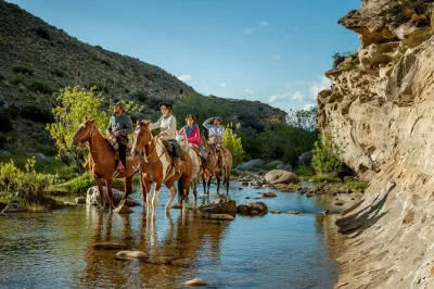 Recorre a caballo los cañones y arroyos de la patagonia con un guía local. incluye almuerzo campestre en una cueva, vino y todo el equipo. reserva tu lugar ya.