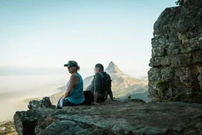 Únete a una excursión guiada por table mountain a través de kasteelspoort. escapa de las multitudes, disfruta de vistas al atlántico y visita la roca springboard con un experto guía local.