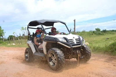 Esplora punta cana in buggy o polaris tra villaggi, piantagioni e sentieri nella giungla. include pick-up in hotel, guida locale e degustazione di caffè. prenota ora.