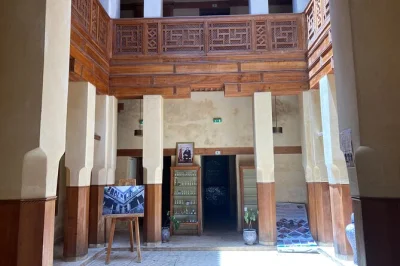 Scopri la medina di fes con una guida privata, visita botteghe artigiane e gusta il tè tradizionale. include trasferimento e pick-up.