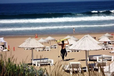 Scopri il surf vicino lisbona con un istruttore locale a carcavelos o caparica. include transfer, attrezzatura e trasporto. prenota la tua lezione di surf ora.