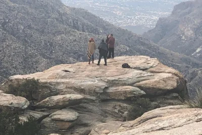 Suba mount lemmon saindo de tucson em uma van confortável, com guia local, histórias em áudio e binóculos para apreciar a vista. inclui pickup no park place mall. reserve já.