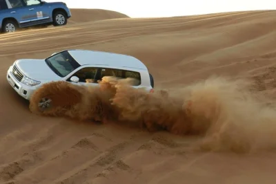 Découvrez les dunes rouges de dubaï : sensations fortes en 4x4, balade en quad, balade à dos de chameau, spectacles en live et dîner bbq végétarien. prise en charge à l’hôtel incluse. réser