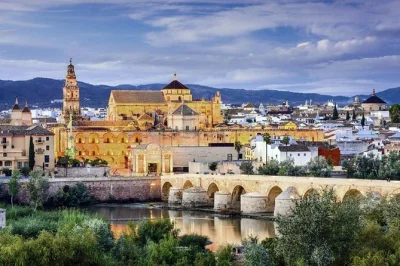 Descubra a mesquita de córdoba, o bairro judeu e a ponte romana em um passeio em grupo pequeno saindo de sevilha. inclui transporte do hotel e guia local.
