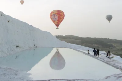 Découvrez les terrasses blanches de pamukkale en montgolfière, accompagné par des locaux. prise en charge à l’hôtel, vol d’une heure et coupe de champagne à l’atterrissage inclus.