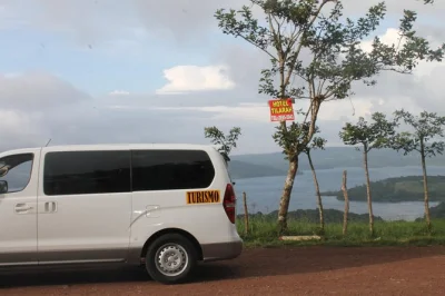 Da san jose aeroporto a manuel antonio con transfer privato, autista locale, sosta a bancarelle di frutta e avvistamenti di animali. include pickup e orari flessibili.