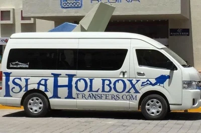 Transfer privado do aeroporto de cancún para a ilha de holbox com bilhetes de balsa e transporte até o hotel de carrinho de golfe. inclui recepção, van com ar-condicionado e suporte local.