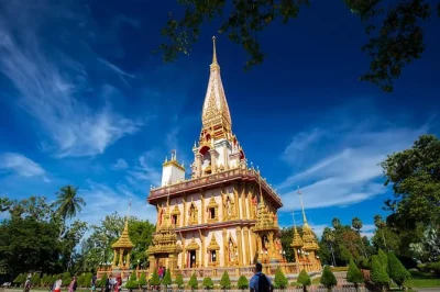 Explora los principales atractivos de phuket: wat chalong, granja de miel, fábricas de perlas y anacardos, además de paradas para ir de compras. grupo reducido, recogida en hotel, guía en inglés.