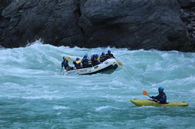 Viva um dia inteiro de rafting no rio ganga em rishikesh com guias experientes. transporte, equipamentos de segurança e almoço à beira do rio incluídos. reserve já.