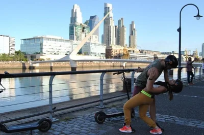 Recorre el centro de buenos aires en e-scooter, comparte mate con locales y disfruta un alfajor tradicional. guía, equipo y snacks incluidos.