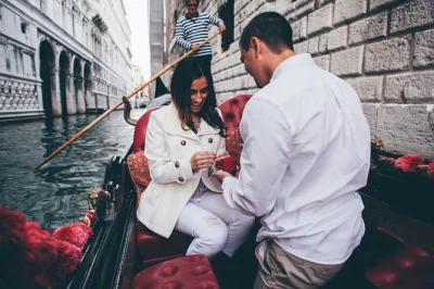 Registre seu pedido de casamento em veneza com um fotógrafo local em lugares icônicos como a ponte rialto e a praça de são marcos. locais personalizados, galeria online, reserve já.