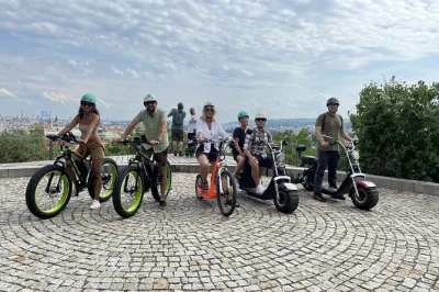 Descubre praga en e-bike o scooter eléctrico con un guía local. recorre castillos, parques y calles históricas. incluye casco, bebidas y fotos. reserva ya.