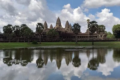 Scopri angkor wat, ta prohm e banteay srei in un tour di 2 giorni a siem reap con guida locale. trasporto climatizzato e pickup in hotel inclusi.