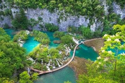 Transfer privado de split a zagreb com visita guiada aos lagos de plitvice. serviço porta a porta, motorista-guia local e a maior cachoeira da croácia em um só passeio.