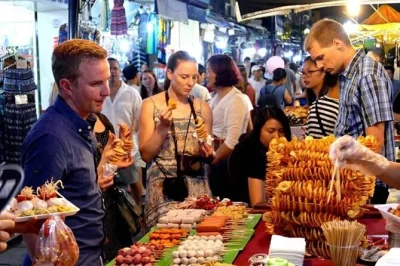 Hoi an, mercato notturno e cibo di strada: tour serale in piccolo gruppo con guida locale, giro in barca sul fiume e piatti nascosti. scopri il centro storico dopo il tramonto.