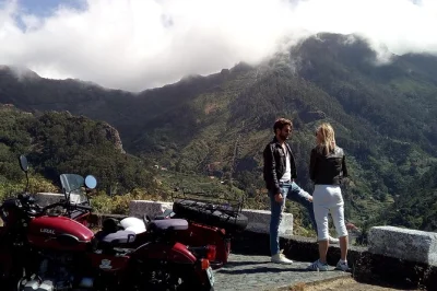 Erlebe eine vintage-sidecar-tour entlang der wilden westküste madeiras mit einem lokalen guide. besuche cabo girão, câmara de lobos und calheta. inklusive abholung und helmen.