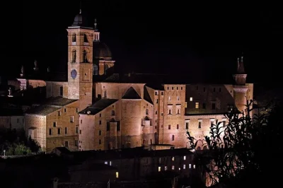 Explore as ruas medievais de urbino e visite o palazzo ducale com guia local. ingresso incluso. reserve já para uma experiência autêntica do renascimento.