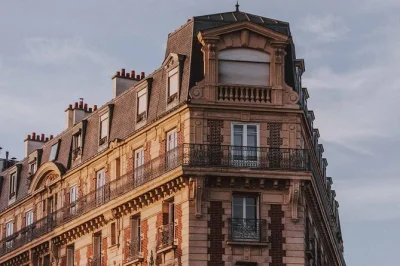 Explore o bairro da bastille em paris no seu ritmo com um guia de áudio local. descubra arquitetura, ruas de artesãos e cantinhos escondidos. reserve agora e tenha acesso imediato.