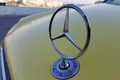 Réservez un transfert privé depuis le port du pirée ou l’aéroport d’athènes. chauffeur anglophone, voiture climatisée, wifi gratuit et bouteille d’eau inclus.