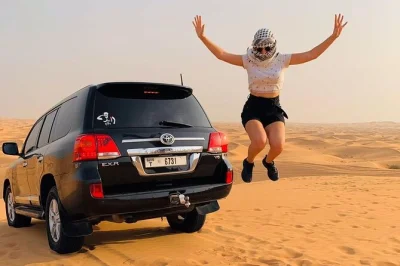 Découvrez les dunes rouges de dubaï en 4x4, balade à dos de chameau, sandboard, spectacles vivants et dîner bbq. prise en charge privée incluse.