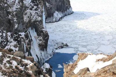 Cammina tra i sentieri degli animali nella foresta innevata di shiretoko, scopri la fauna locale e visita la cascata ghiacciata lacrime dell’uomo. incluso noleggio attrezzatura e guida locale.