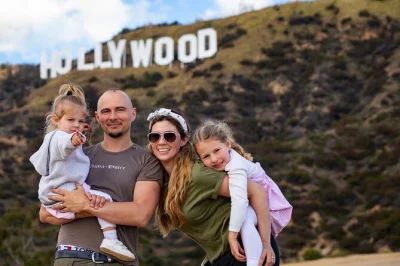 Explore los angeles com um guia local em um tour privado de um dia. visite hollywood, beverly hills, melrose e muito mais. transporte com ar-condicionado e água inclusos.