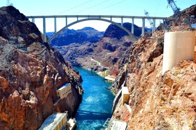 Explore de perto a hoover dam, atravesse a ponte pat tillman e aviste bighorn sheep com guia local. inclui traslado do hotel, lanches e água.