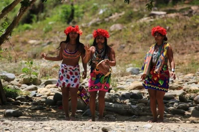 Vivez l’expérience embera purubiakiru au panama — balade en canoë, baignade sous la cascade, danses traditionnelles et déjeuner local frais. accessible en fauteuil roulant. réservez votre visi